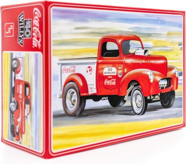 AMT 1940 Willy's Coca-Cola Pickup Gasser – Pickup-Truck-Modellbausatz im Maßstab 1:25 – baubares Vintage-Fahrzeug für Kinder und Erwachsene